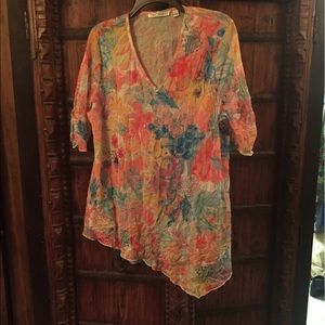 Floral lightweight tunic.